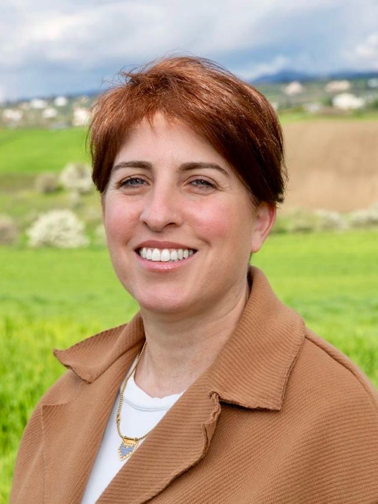 לירון אורלב, בעלת חברת טקסידי, בכפר בפרברי סלוניקי